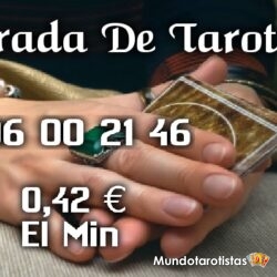 depositphotos_89407194-stock-photo-runes-and-tarot-cards