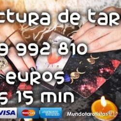 muestre-adivinos-manos-sosteniendo-cartas-tarot-lector-tarot-luz-velas-sobre-mesa-realizando-lecturas-actuaciones-magicas-concepto-prediccion-astrologos-misticos-cosas_73523-5890