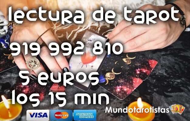 muestre-adivinos-manos-sosteniendo-cartas-tarot-lector-tarot-luz-velas-sobre-mesa-realizando-lecturas-actuaciones-magicas-concepto-prediccion-astrologos-misticos-cosas_73523-5890