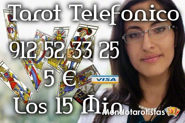 manos-adivino-cartas-tarot_276947-33