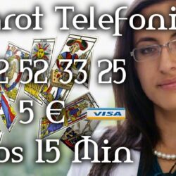 manos-adivino-cartas-tarot_276947-33