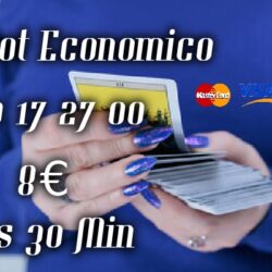 mujer-alto-angulo-leyendo-tarot_23-2150396515